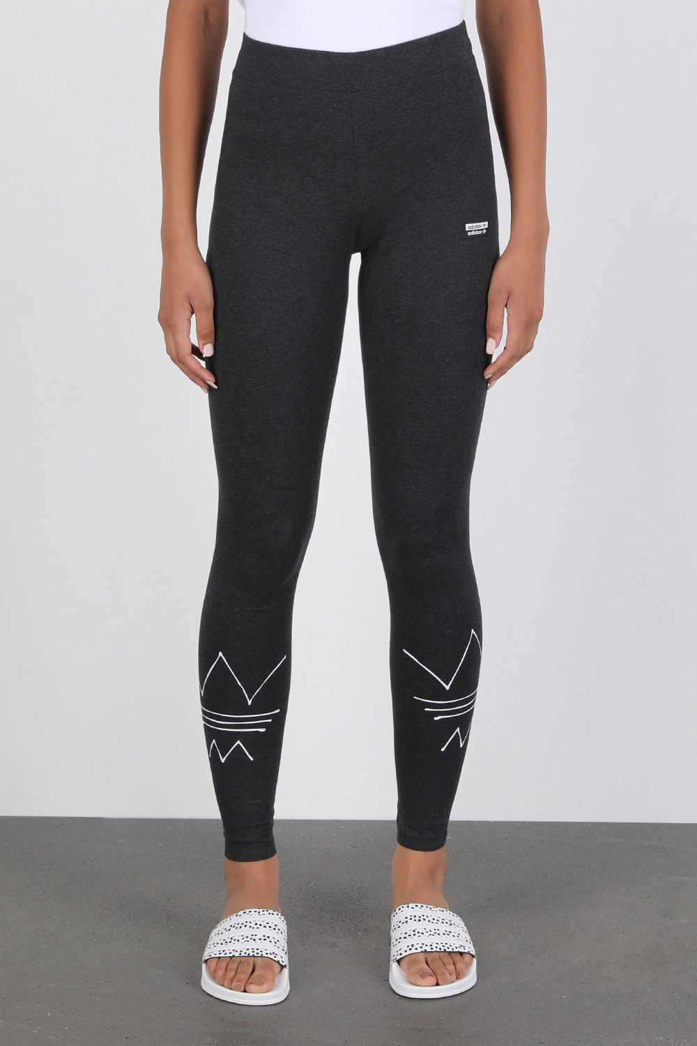 תמונת דוגמן קידמית של מכנסי טייץ שחורים עם סמל המותג