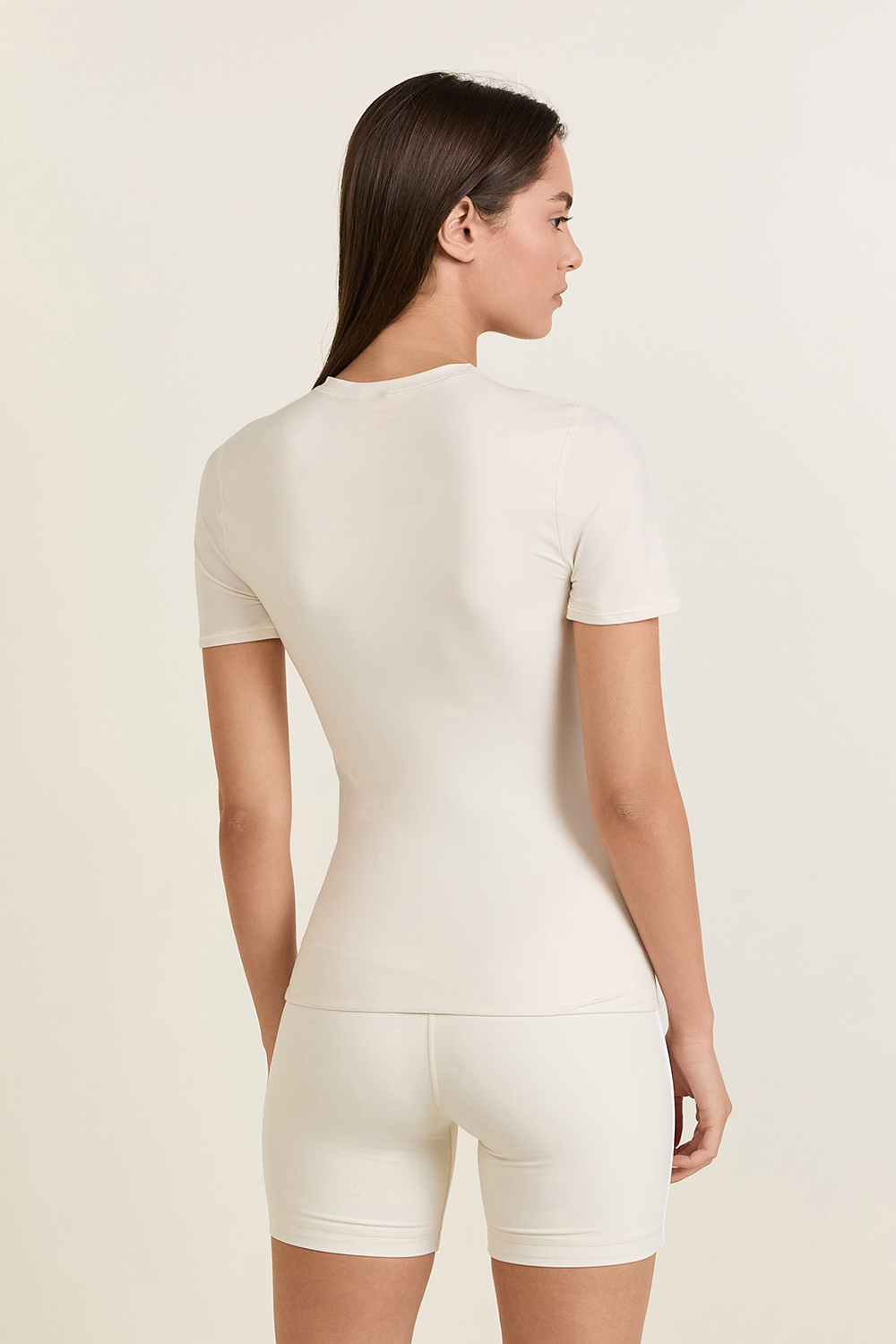 תמונת דוגמן אחורית של Nulu hip-length crewneck short sleeve