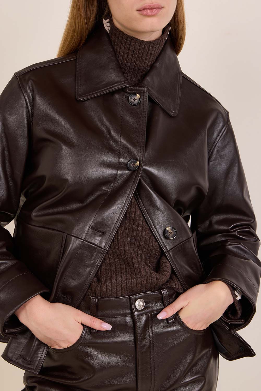 תמונת תקריב דוגמן של ז'קט עור