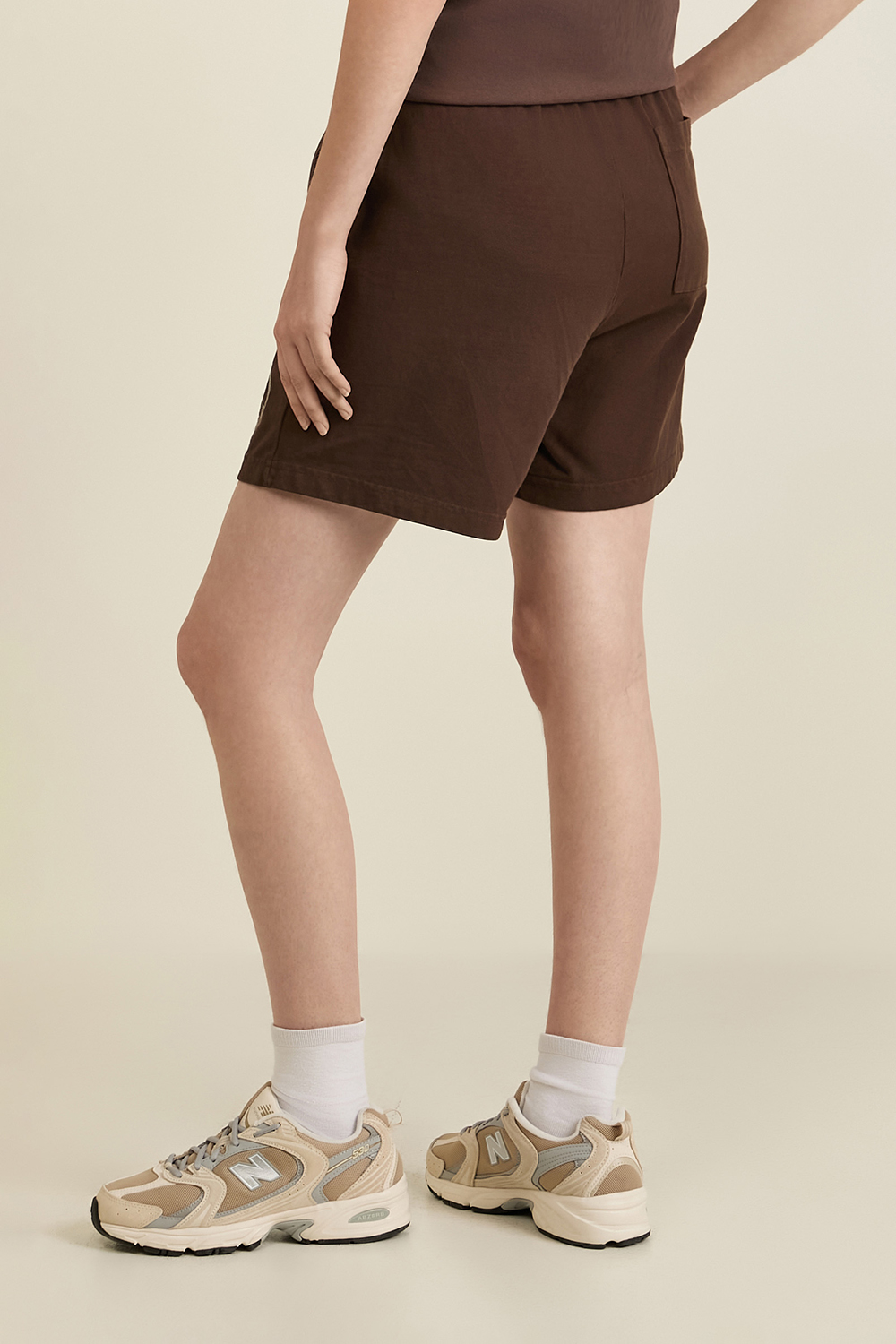 תמונת דוגמן אחורית של מכנסיים קצרים