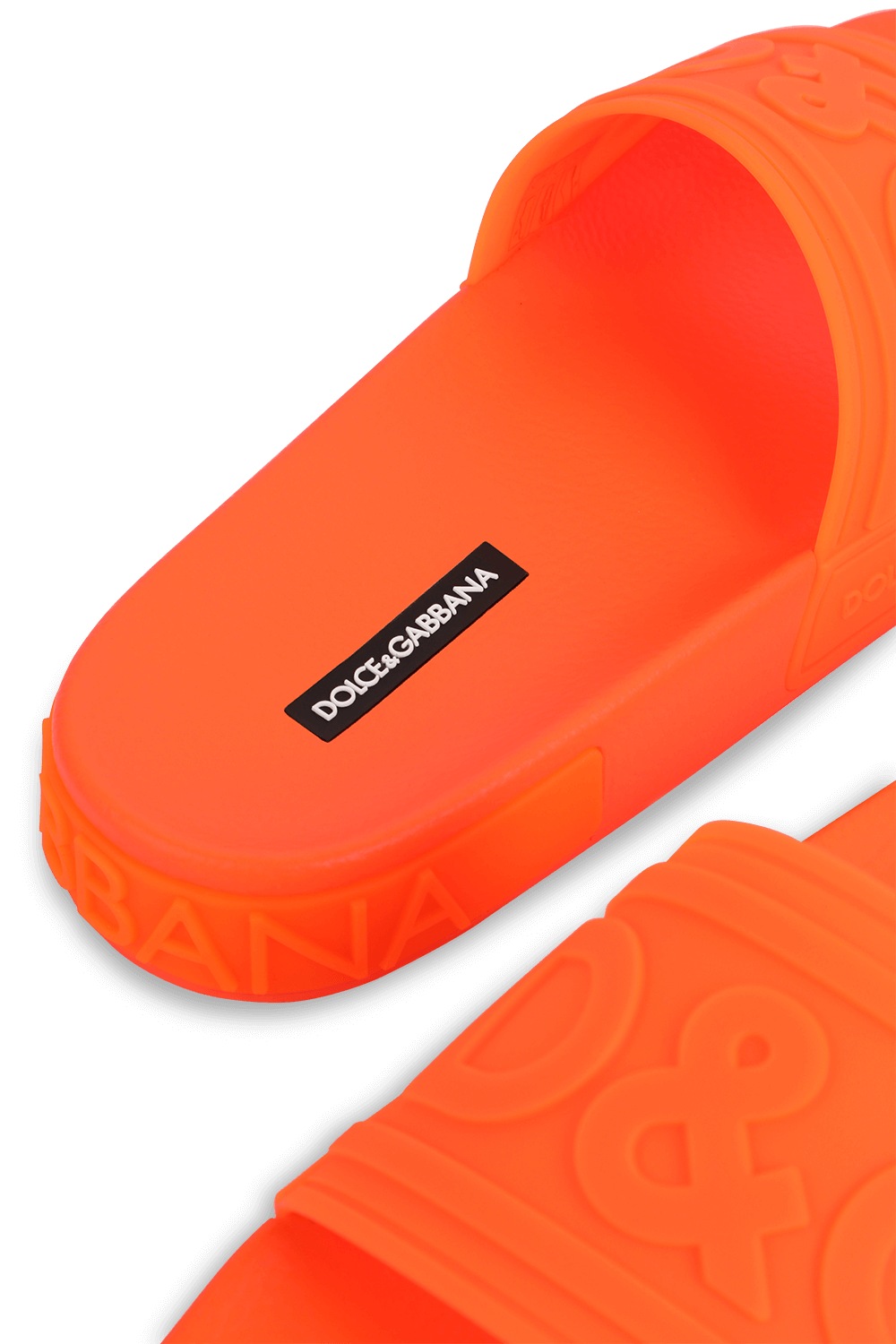 תמונת תקריב של כפכפי גומי כתומים ממותגים