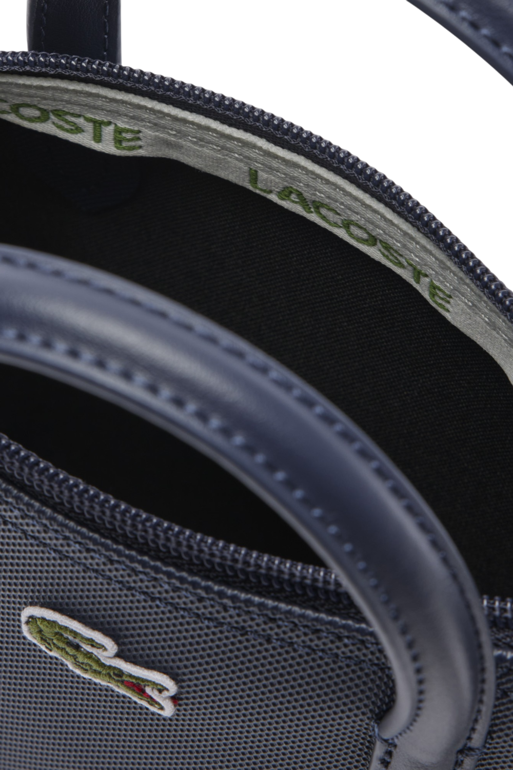 תמונת תקריב של תיק קרוסבודי L.12.12