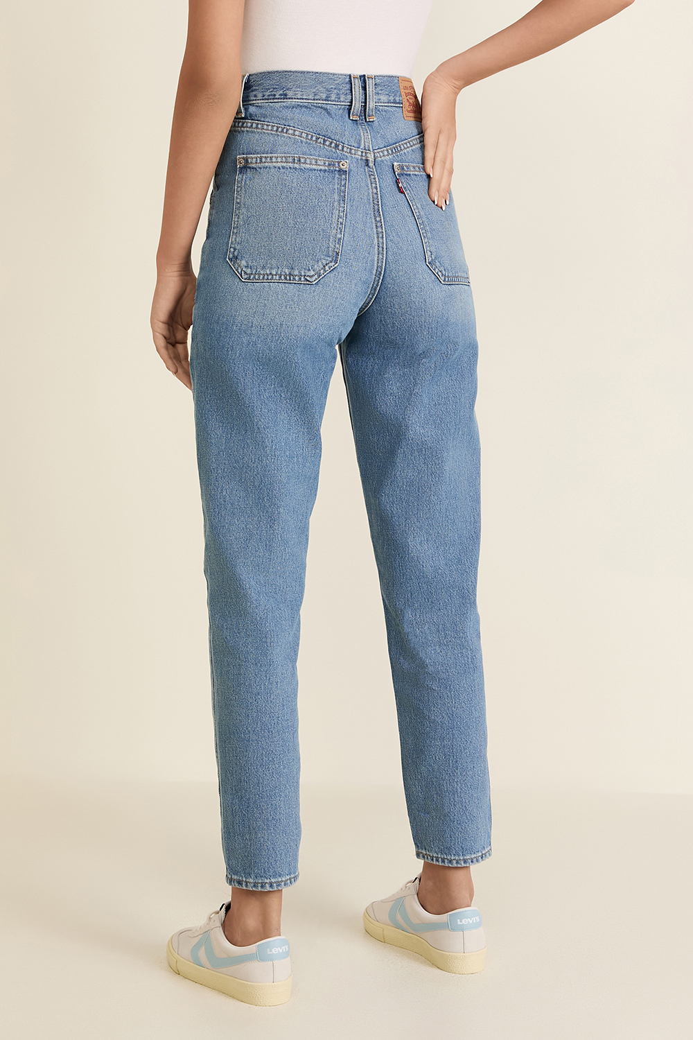 תמונת דוגמן אחורית של מכנסי ג'ינס מאם בגזרה ישרה