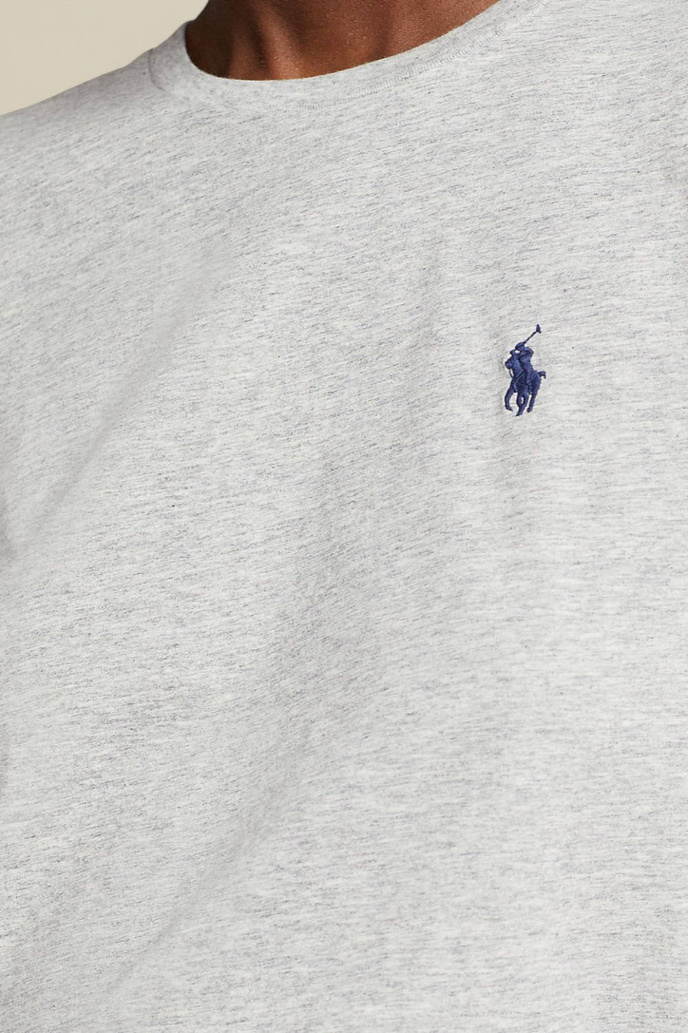 תמונת תקריב דוגמן של חולצת פולו קצרה