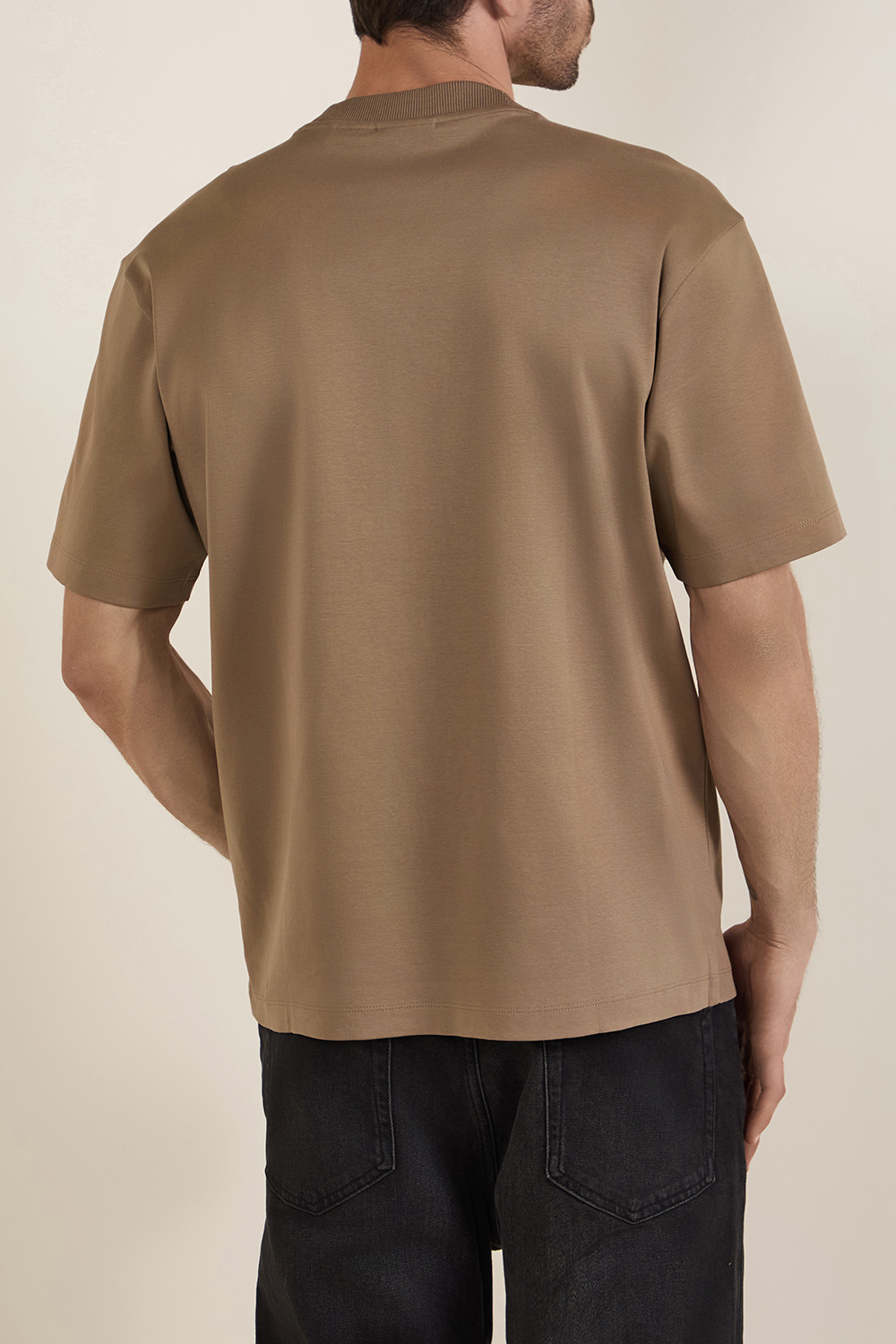 תמונת דוגמן אחורית של חולצת טי