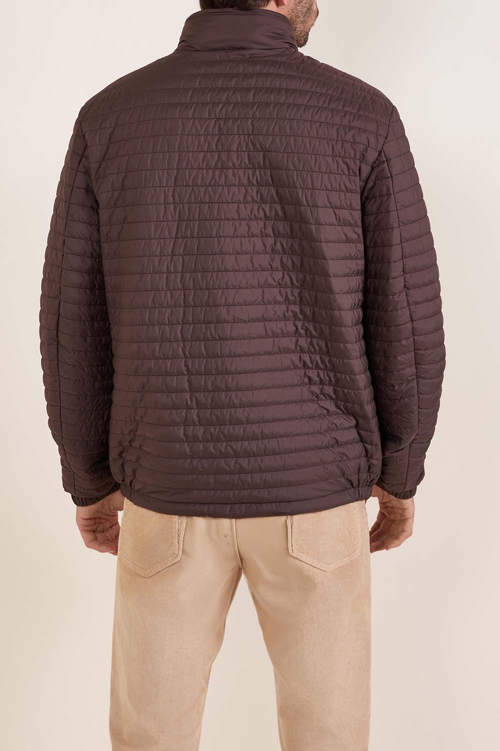 תמונת דוגמן אחורית של מעיל פוך