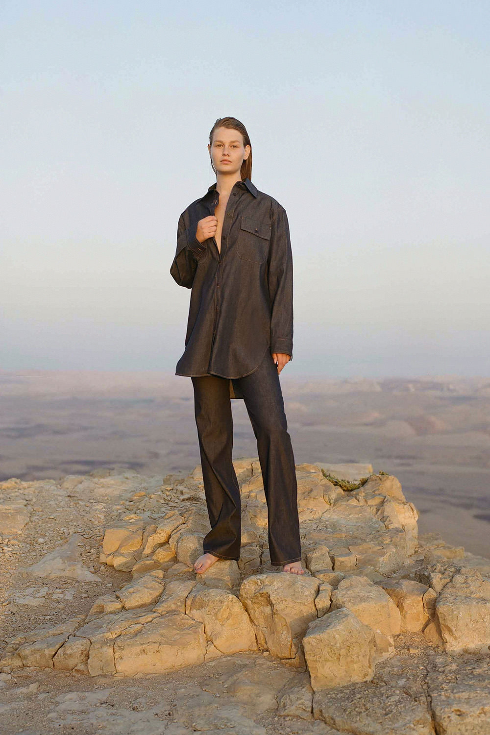 תמונת אווירה של מכנסי ג'ינס בגזרה מתרחבת