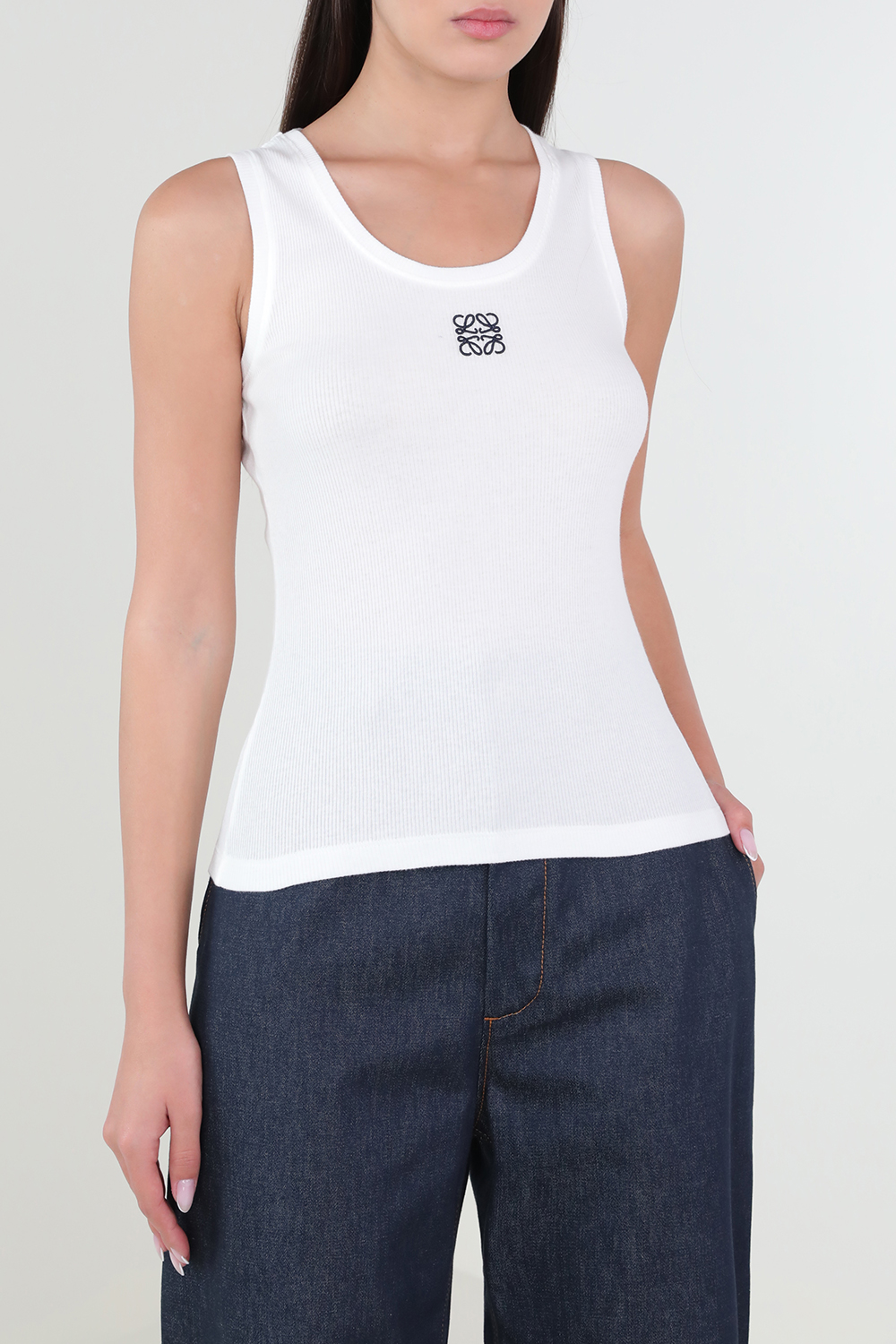 תמונת דוגמן קידמית של גופיית ריב עם לוגו מונוגרמי