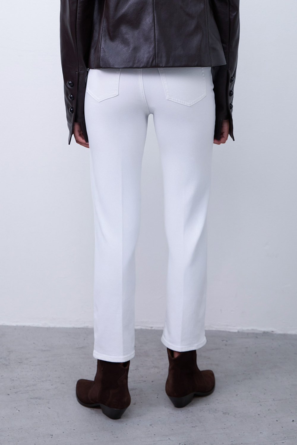 תמונת דוגמן אחורית של מכנסי ג'ינס ישרים