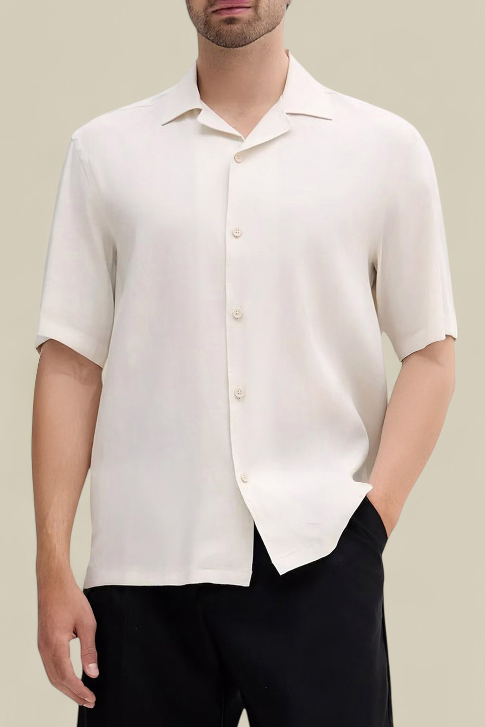 תמונת דוגמן קידמית של חולצת כפתורים קצרה