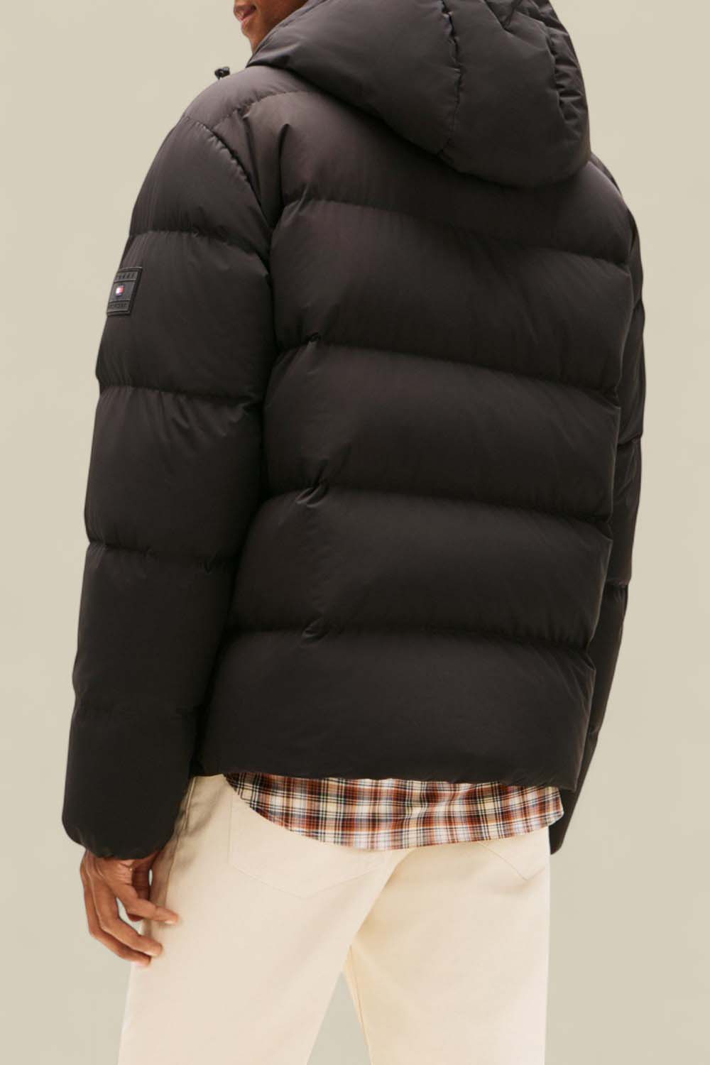 תמונת דוגמן אחורית של מעיל פוך