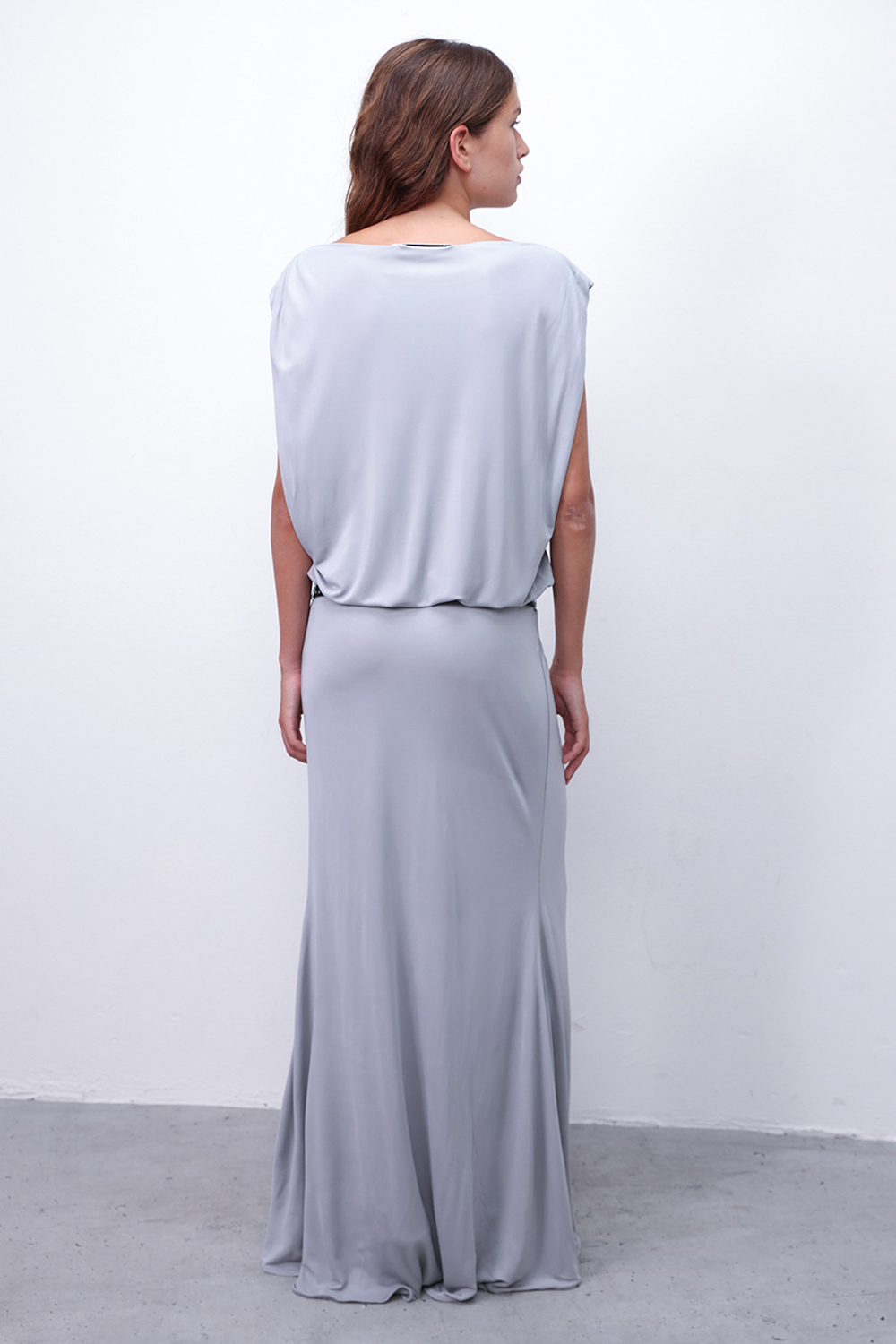 תמונת דוגמן אחורית של שמלת מקסי עם חגורה