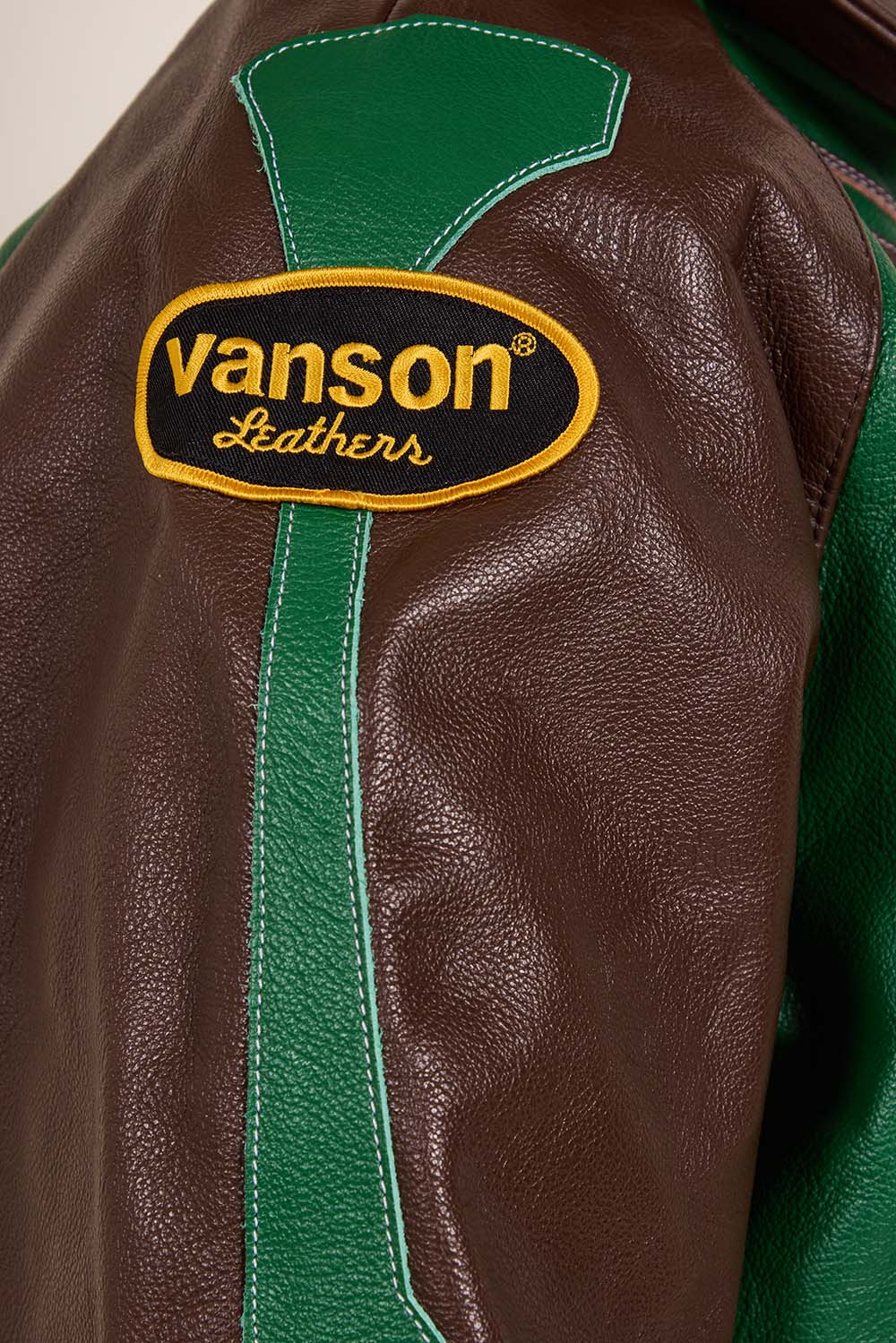 תמונת תקריב דוגמן של ז'קט עור