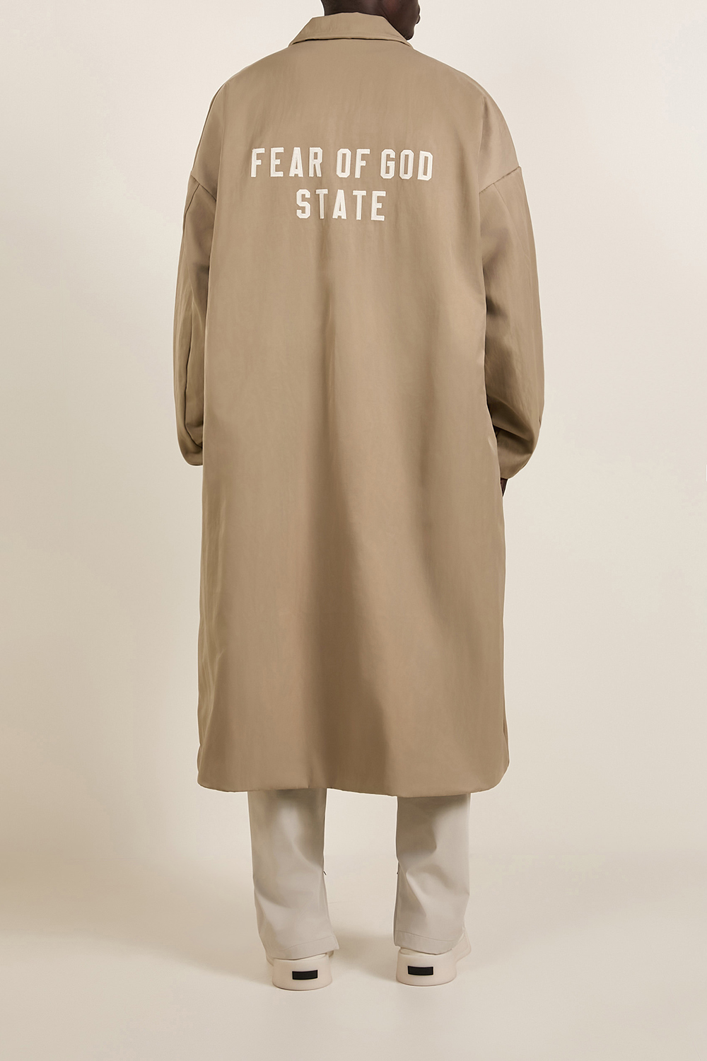 תמונת תקריב דוגמן של מעיל טרנץ' אוברסייז