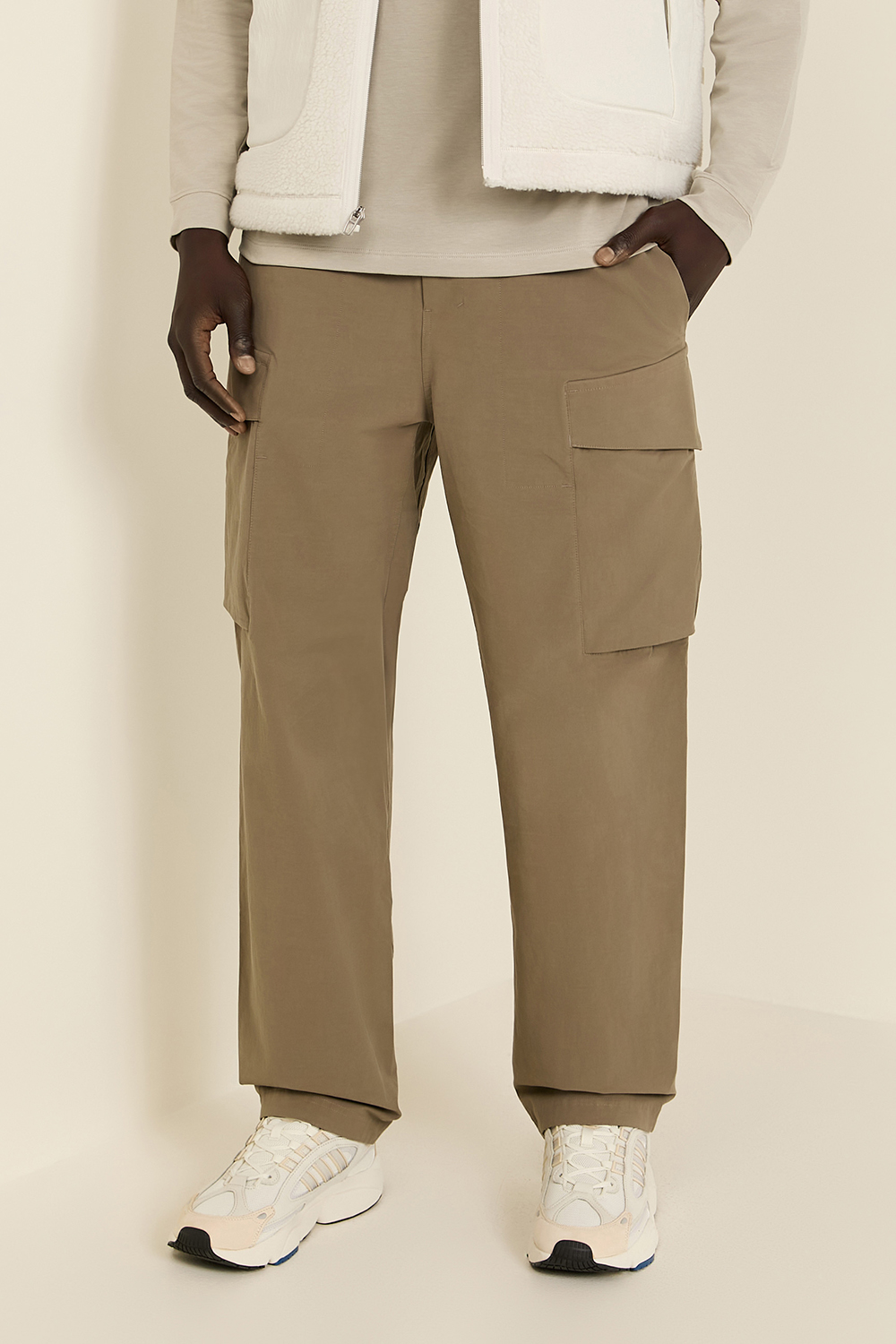 תמונת דוגמן קידמית של VersaTwill™ Relaxed-Fit Cargo Pant