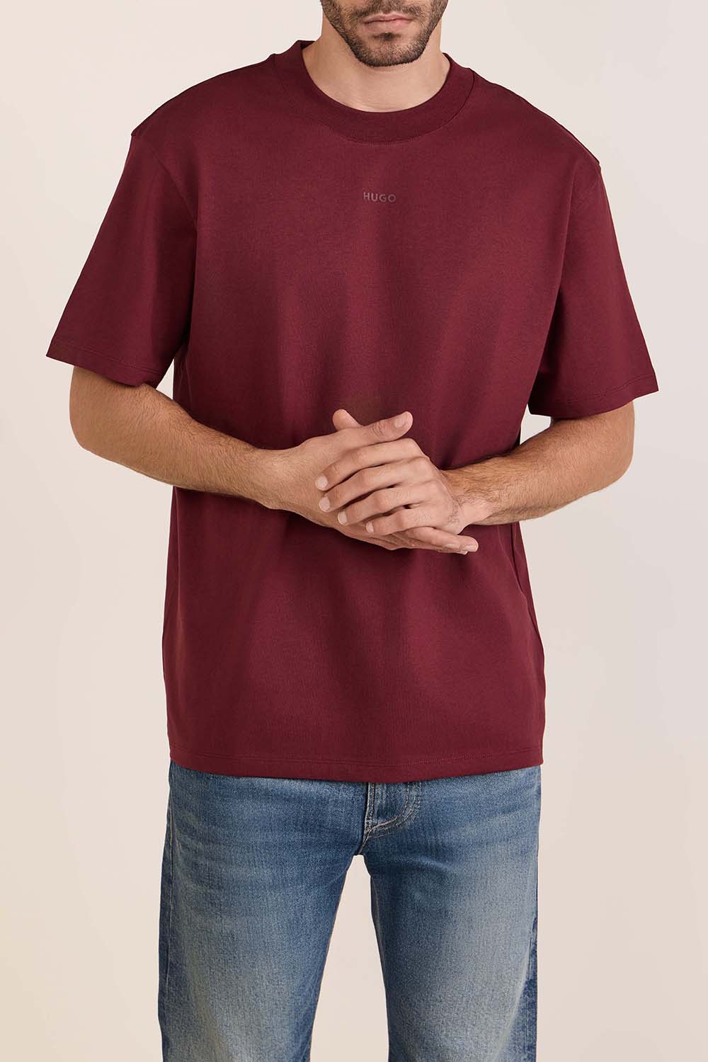 תמונת דוגמן קידמית של חולצת טי משוחררת