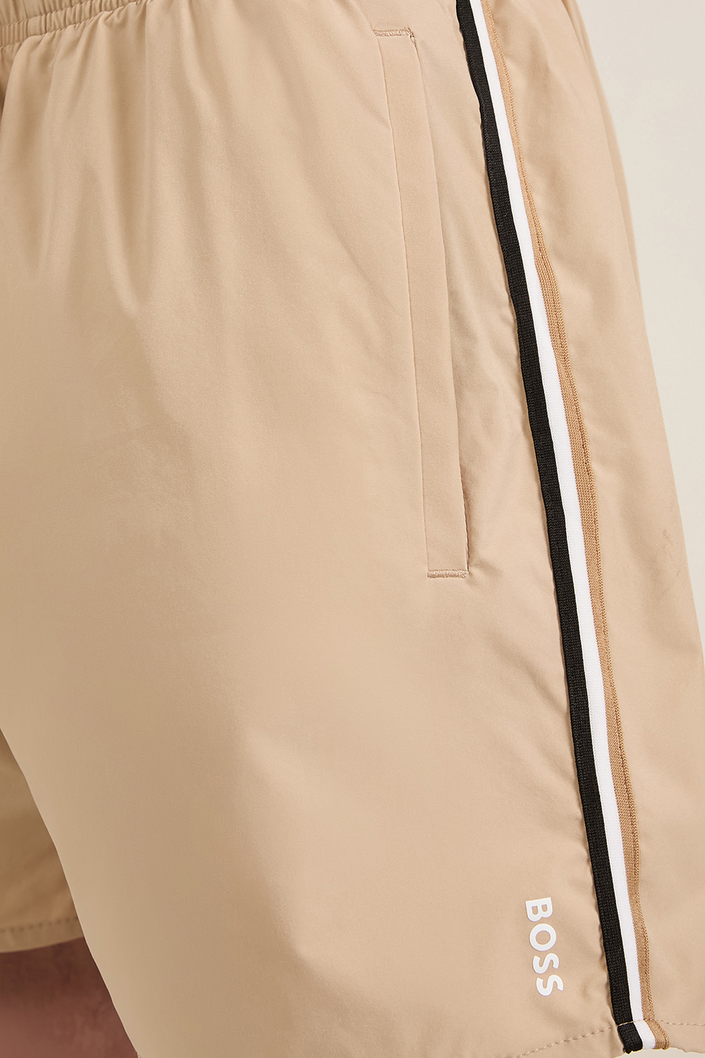 תמונת תקריב דוגמן של מכנסי בגד ים