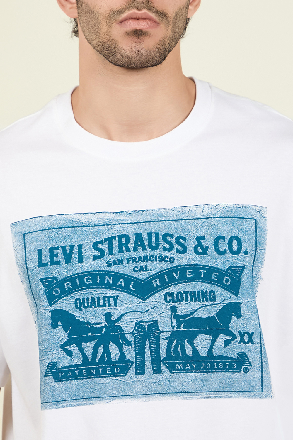 תמונת תקריב דוגמן של חולצת טי