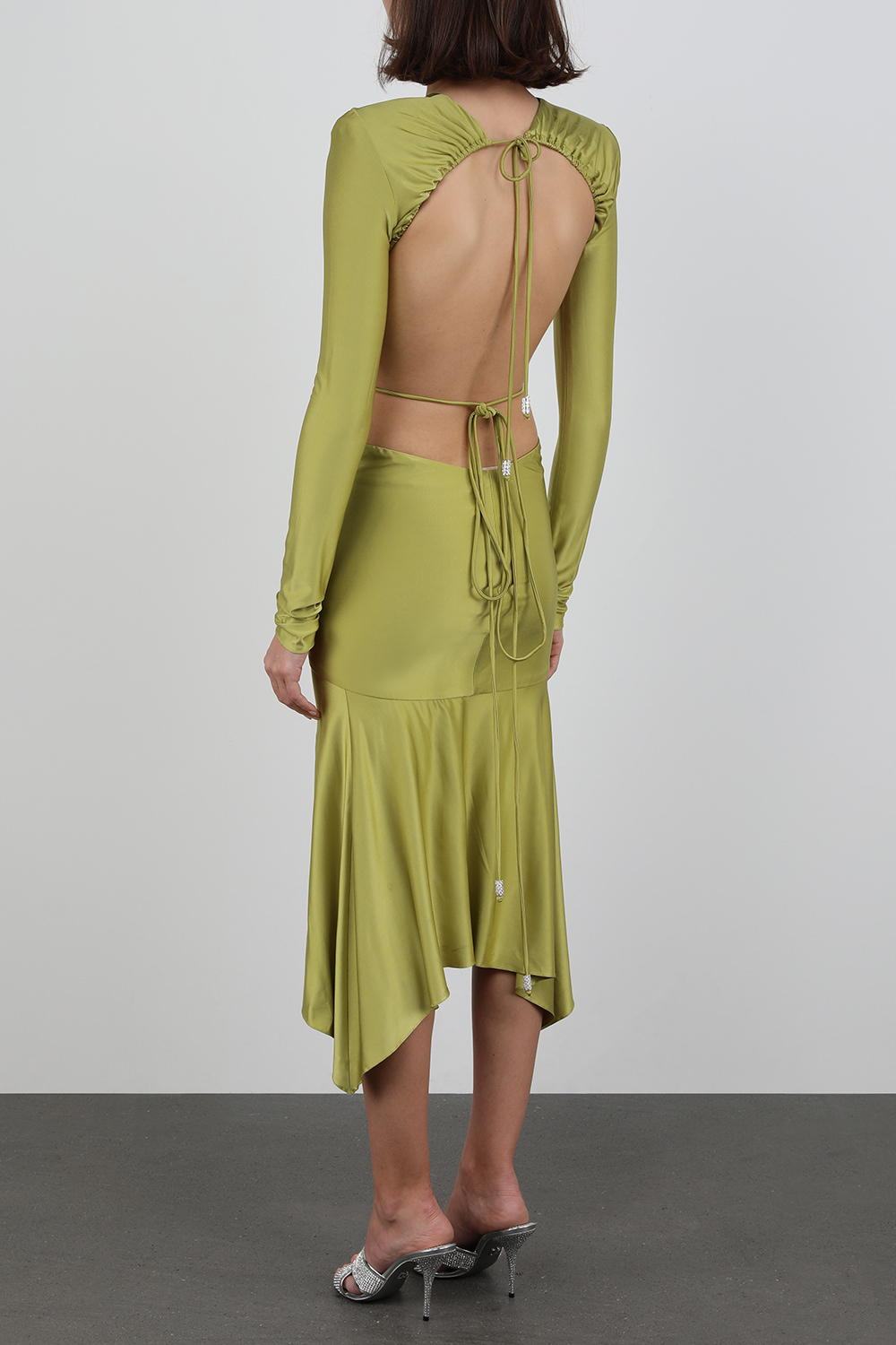 תמונת דוגמן אחורית של שמלת מידי ירוקה עם גב פתוח