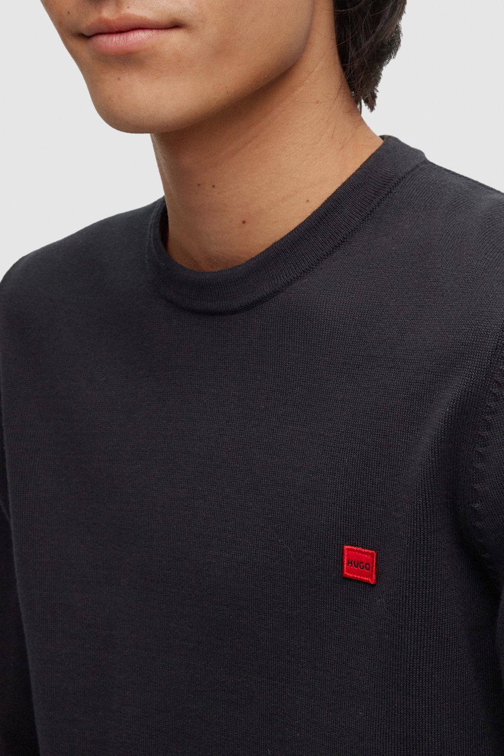 תמונת תקריב דוגמן של סוודר מכותנה אורגנית