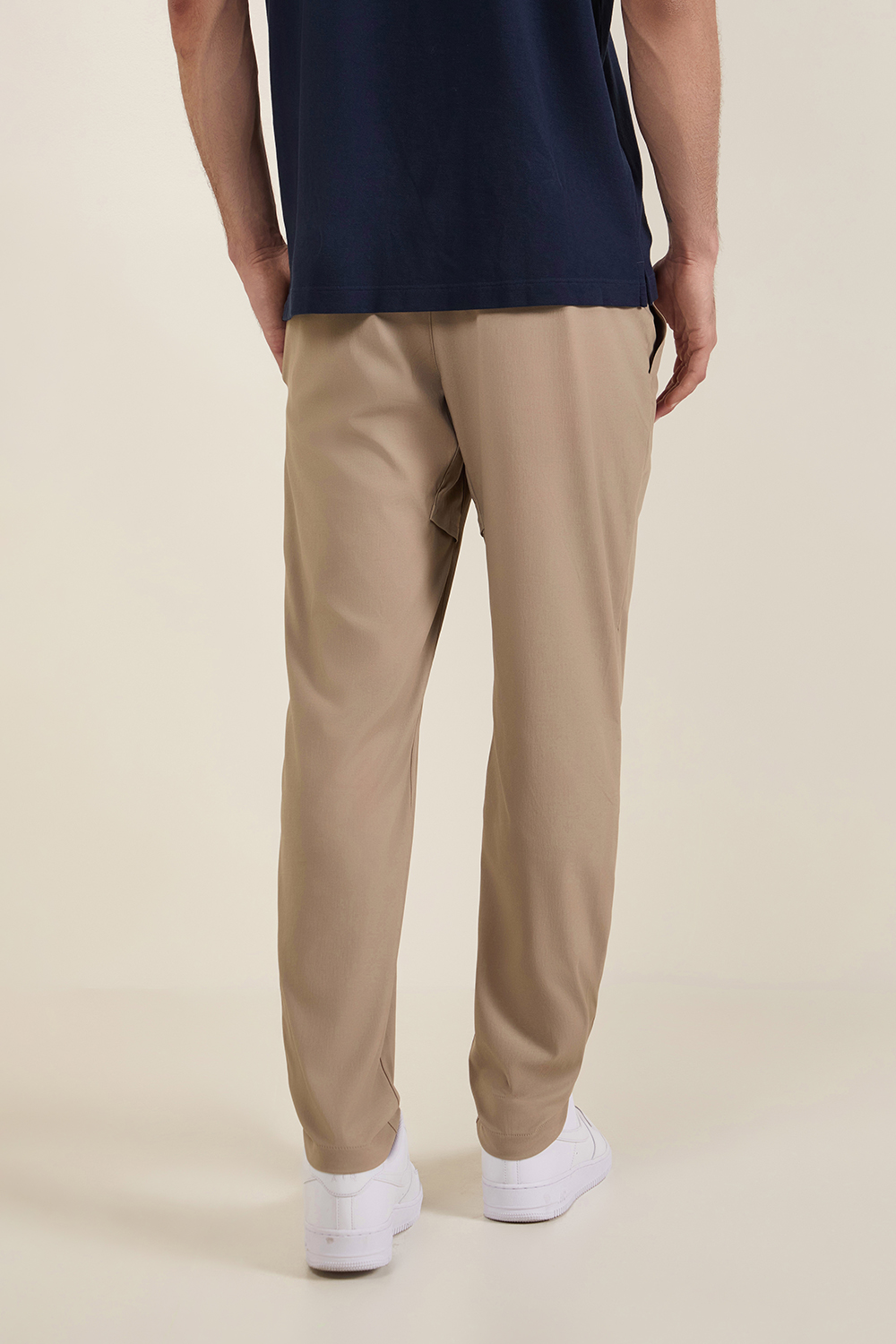 תמונת דוגמן אחורית של ABC Slim-Fit Golf Trouser 32L