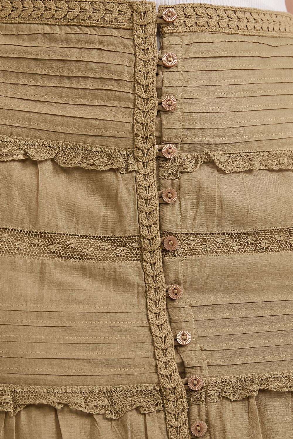 תמונת תקריב דוגמן של חצאית תחרה מקסי