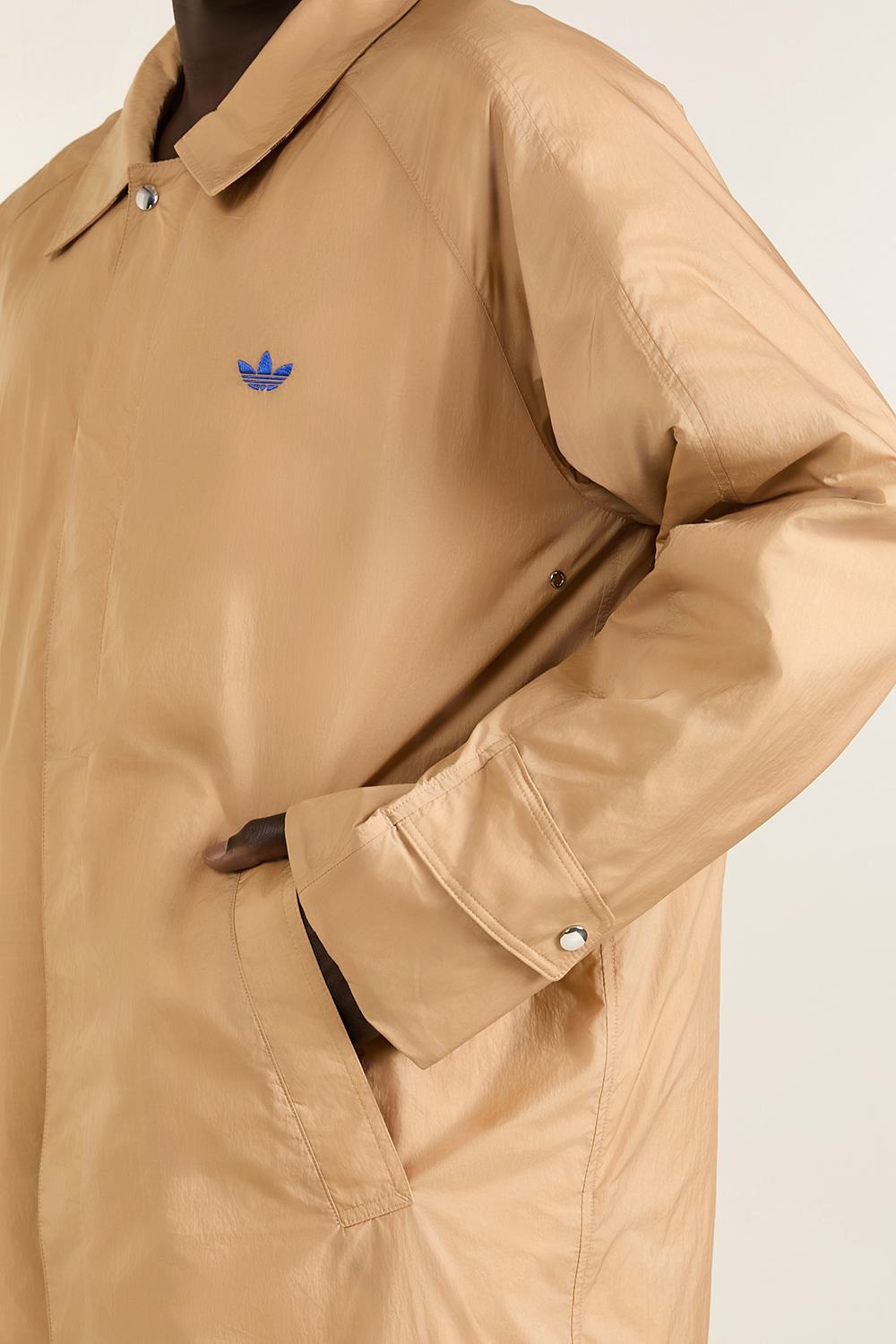 תמונת תקריב דוגמן של אדידס X וולס בונר ז'קט