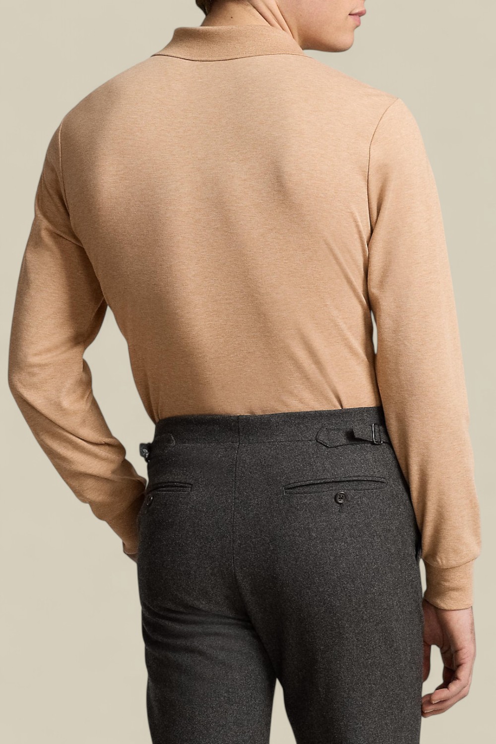 תמונת דוגמן אחורית של חולצת פולו ארוכה