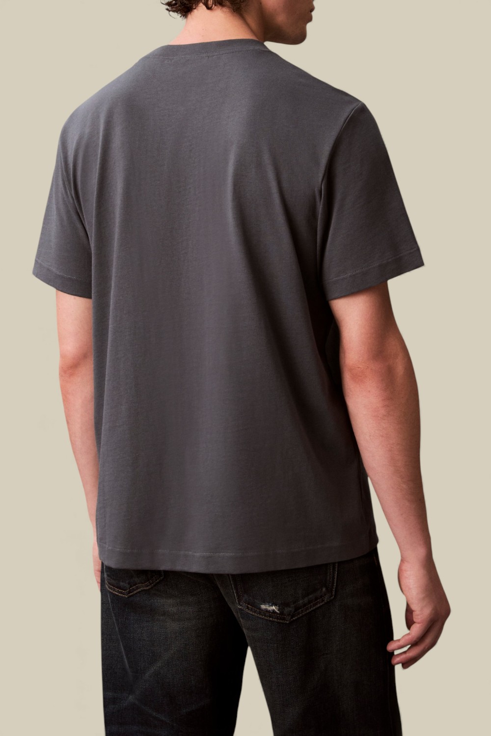 תמונת דוגמן אחורית של חולצת טי