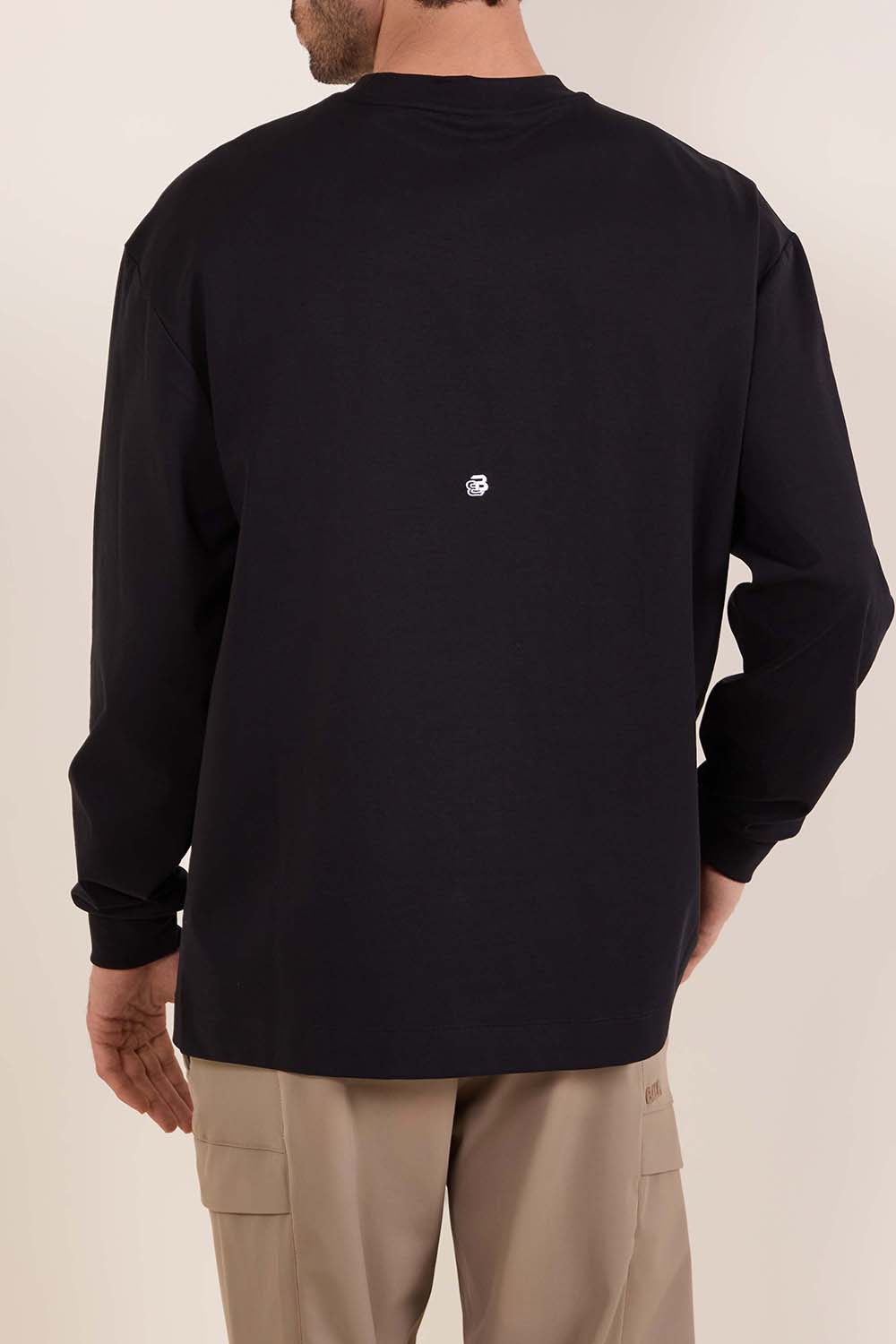 תמונת דוגמן אחורית של חולצת טי ארוכה משוחררת