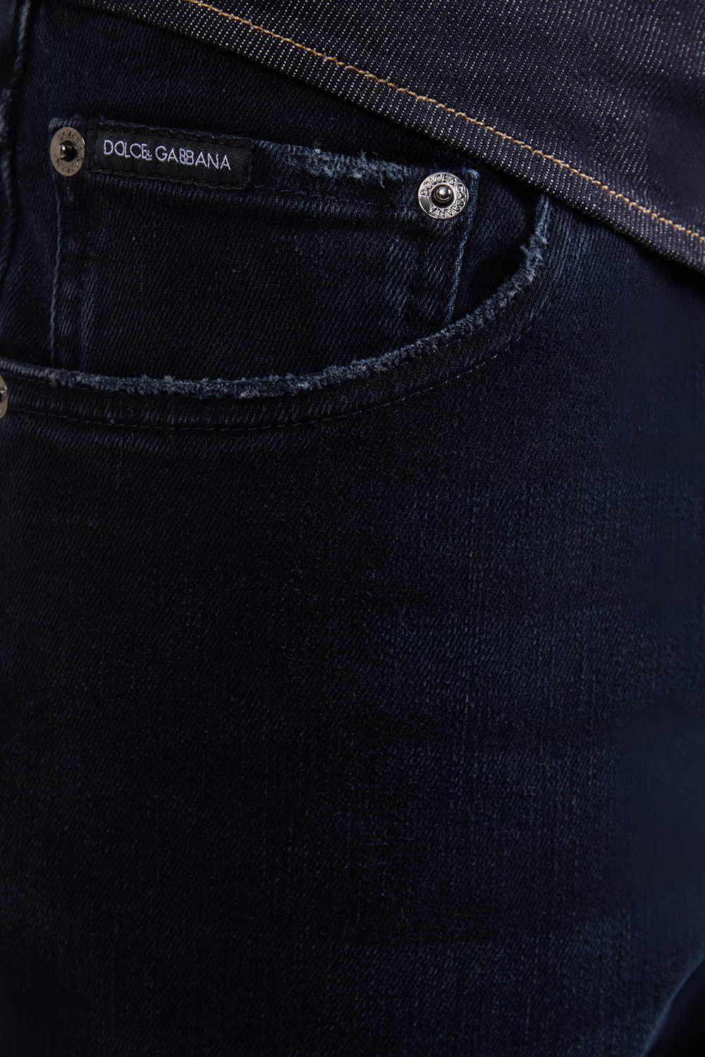 תמונת תקריב דוגמן של מכנסי ג'ינס סלים