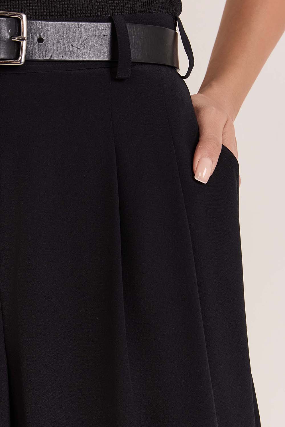 תמונת תקריב דוגמן של מכנסיים רחבים