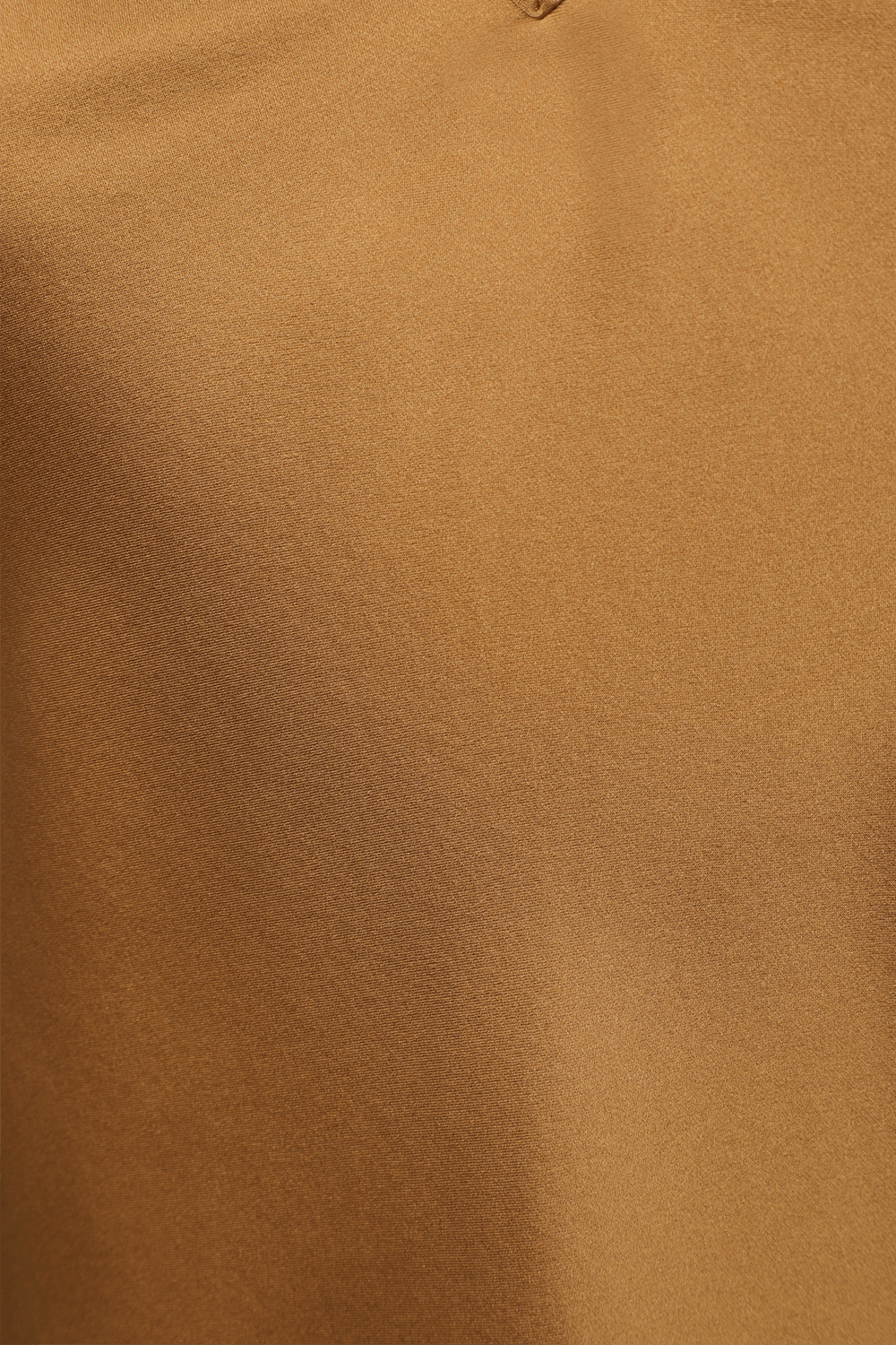 תמונה אחורית של גופיית משי מבריקה בגוון זהוב