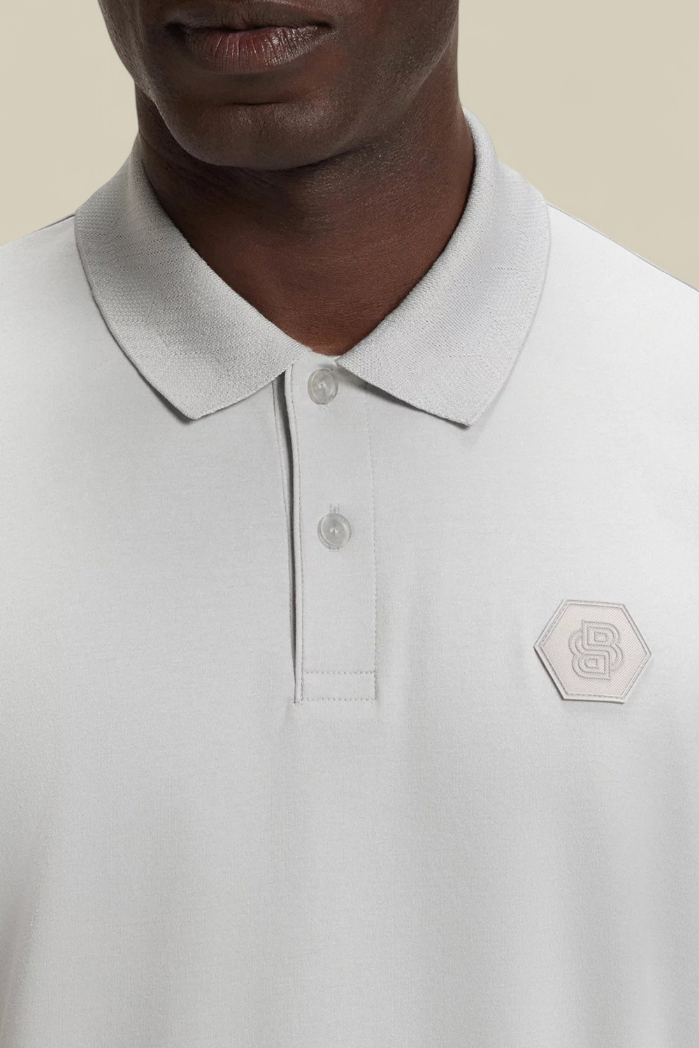 תמונת תקריב דוגמן של חולצת פולו