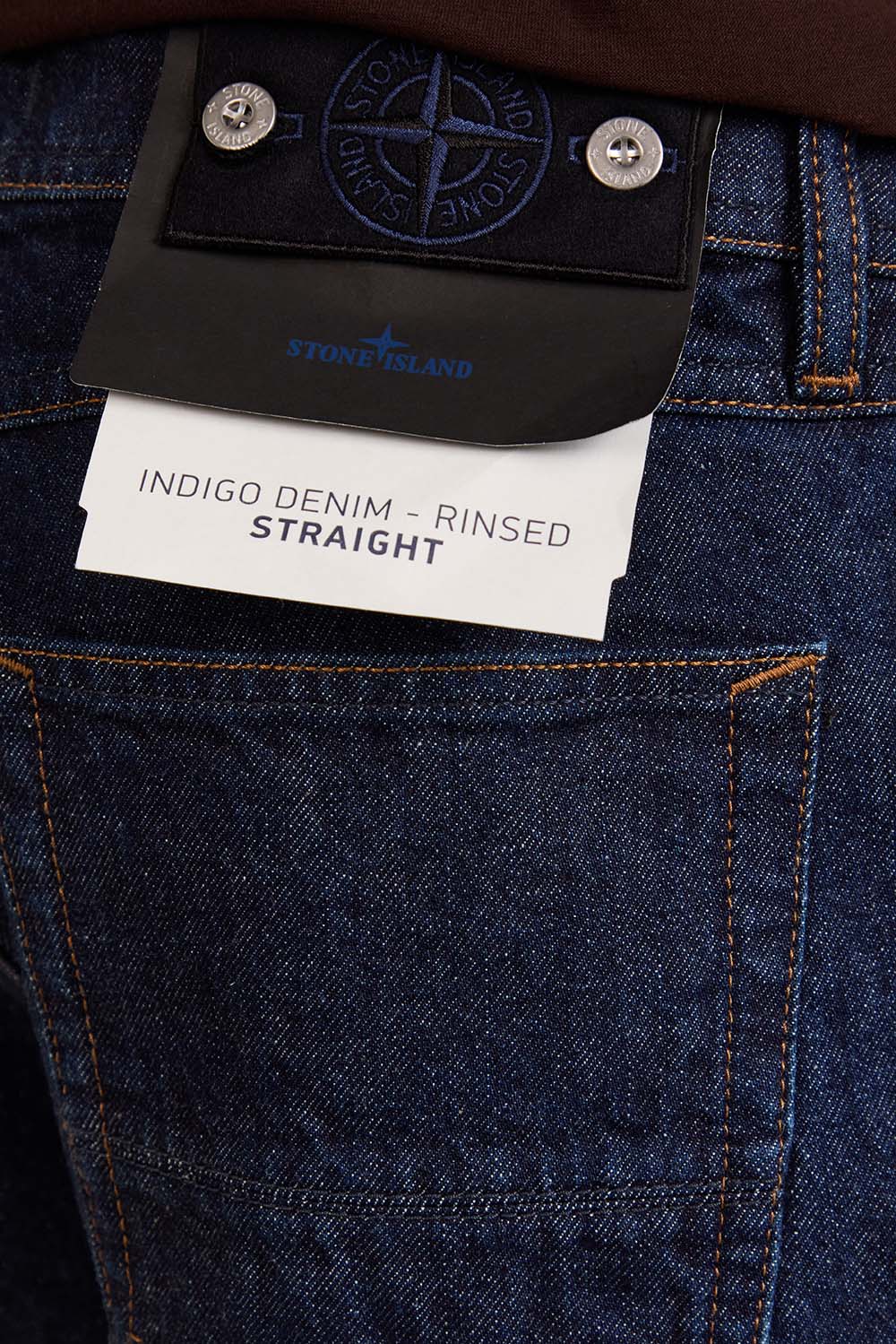 תמונת תקריב דוגמן של מכנסי ג'ינס בגזרה ישרה