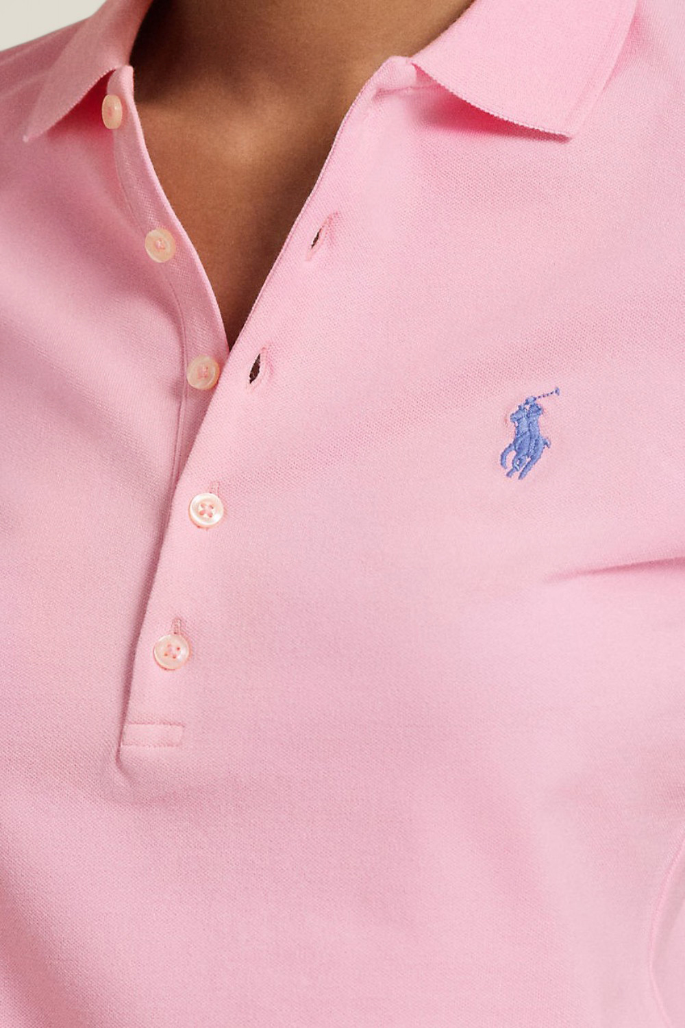 תמונת תקריב דוגמן של חולצת פולו