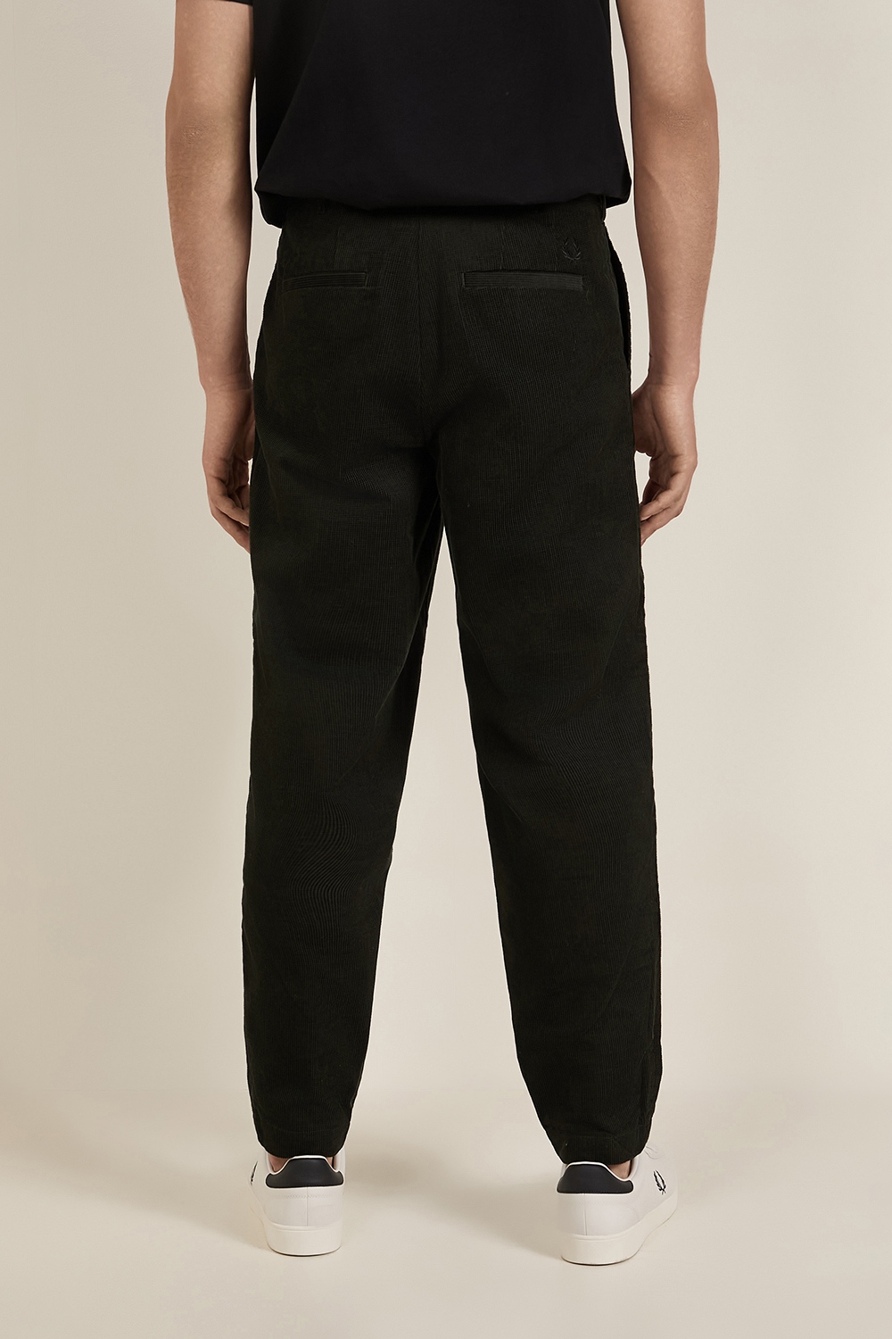 תמונת דוגמן אחורית של מכנסיים ארוכים