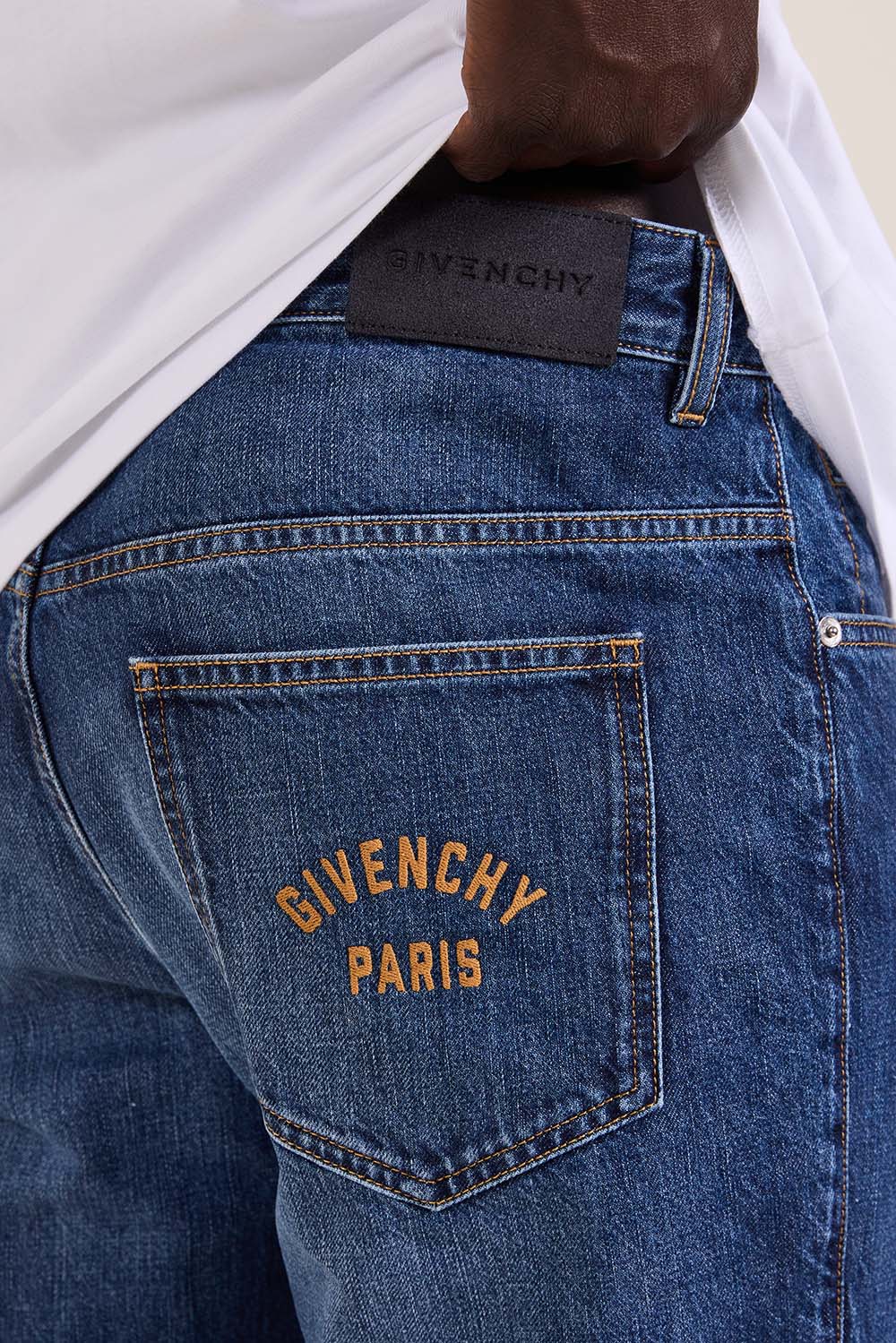 תמונת תקריב דוגמן של מכנסי ג'ינס ישרים