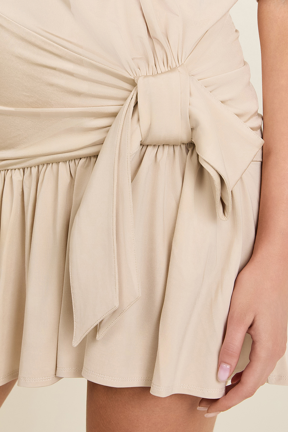 תמונת תקריב דוגמן של שמלת מיני