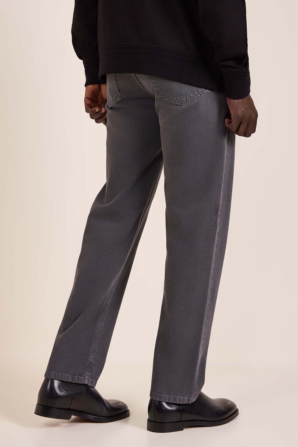 תמונת דוגמן אחורית של מכנסי ג'ינס בגזרה ישרה