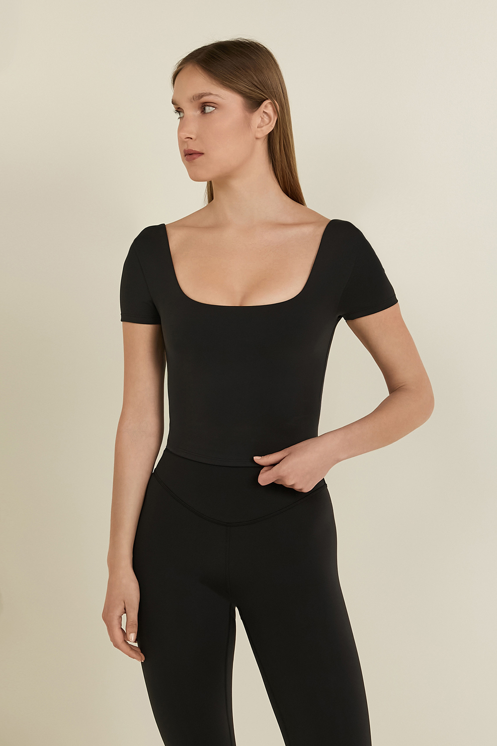 תמונת דוגמן קידמית של Wunder Under SmoothCover Square-Neck T-Shirt