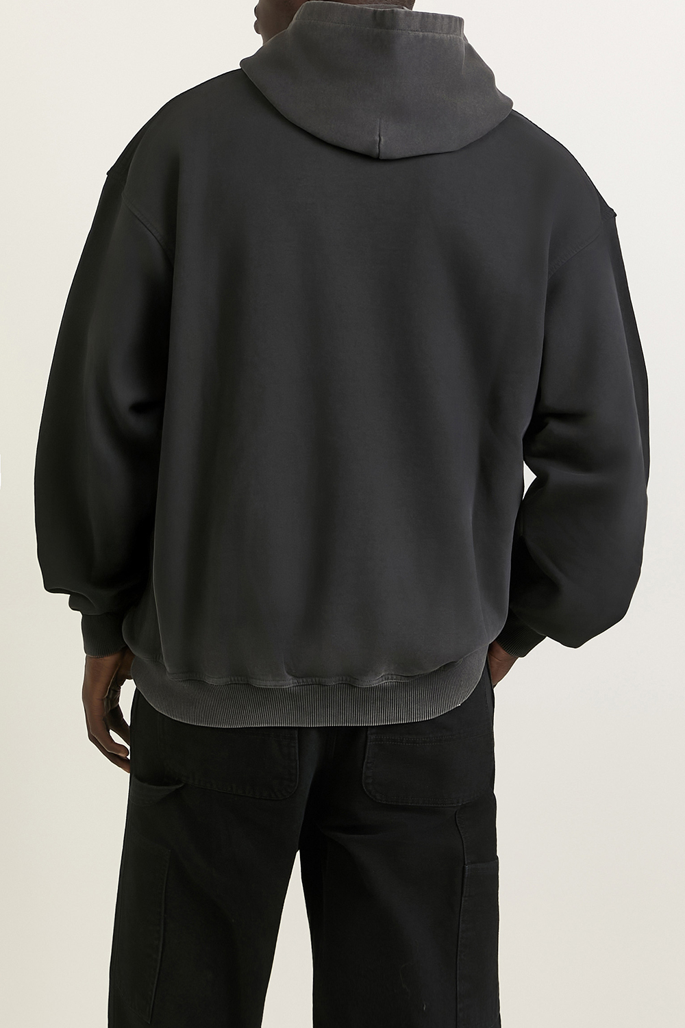 תמונת תקריב דוגמן של סווטשירט קפוצ'ון