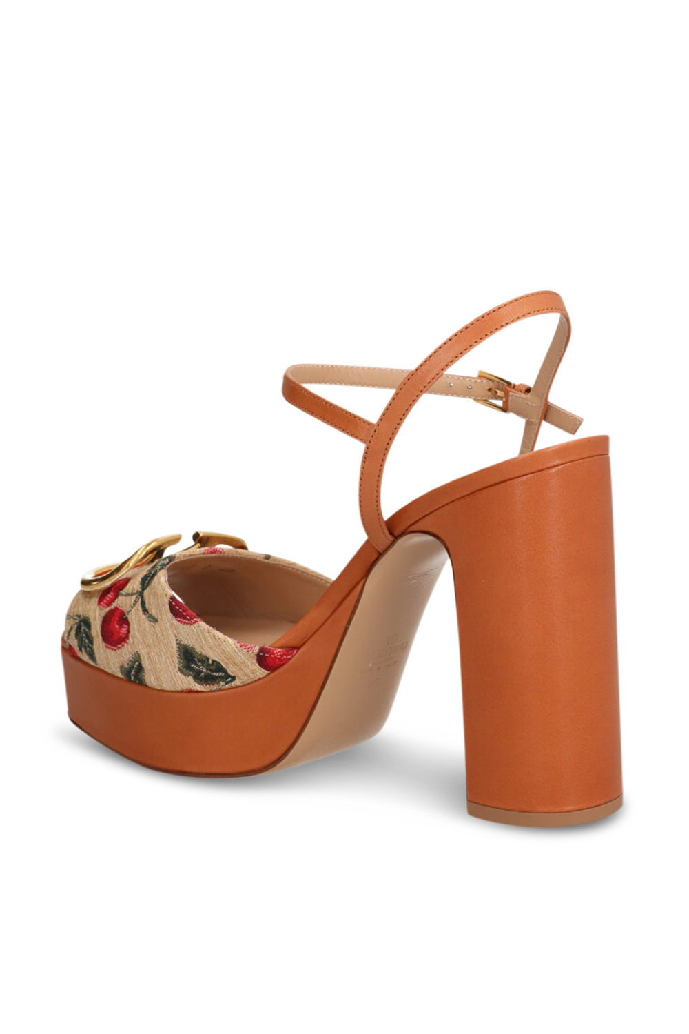 תמונה אחורית של סנדלי פלטפורמה