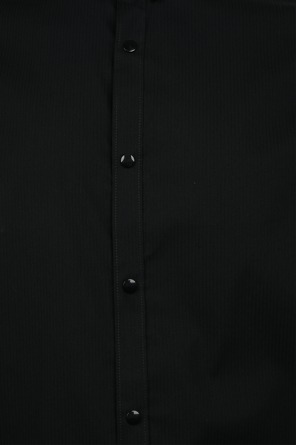 תמונה אחורית של חולצה מכופתרת שחורה