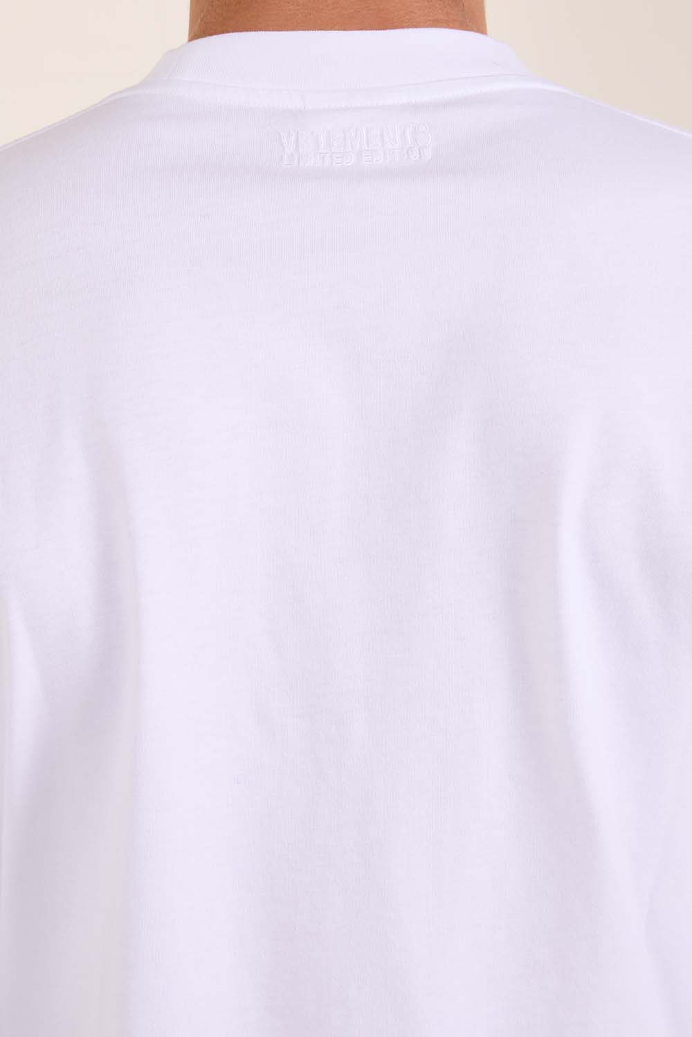 תמונת דוגמן אחורית של חולצת טי