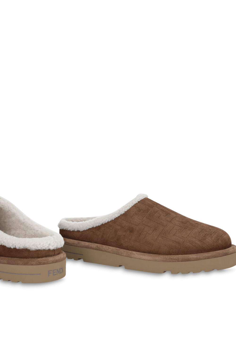 תמונת תקריב של נעלי מיולס