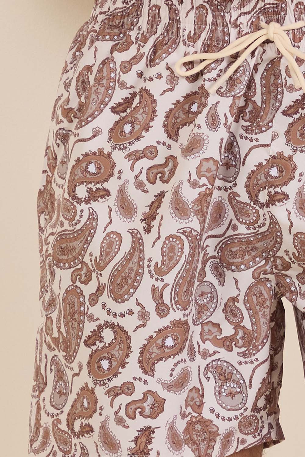 תמונת תקריב דוגמן של מכנסי בגד ים