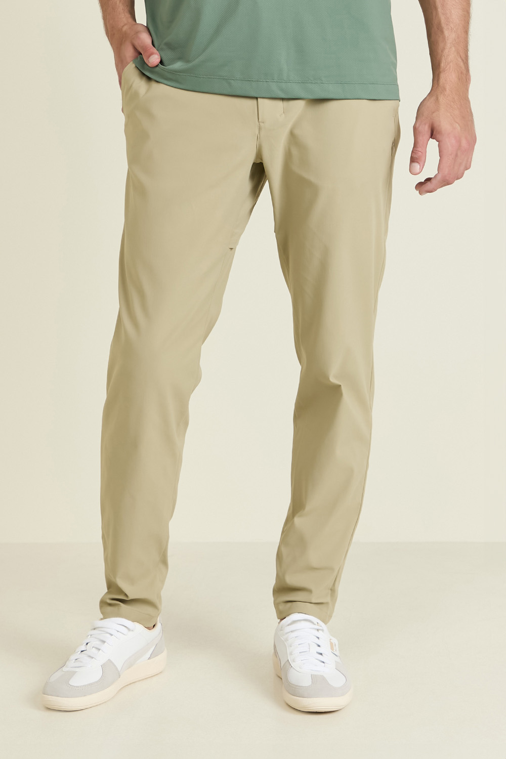 תמונת דוגמן קידמית של ABC Slim-Fit Golf Trouser 32"L