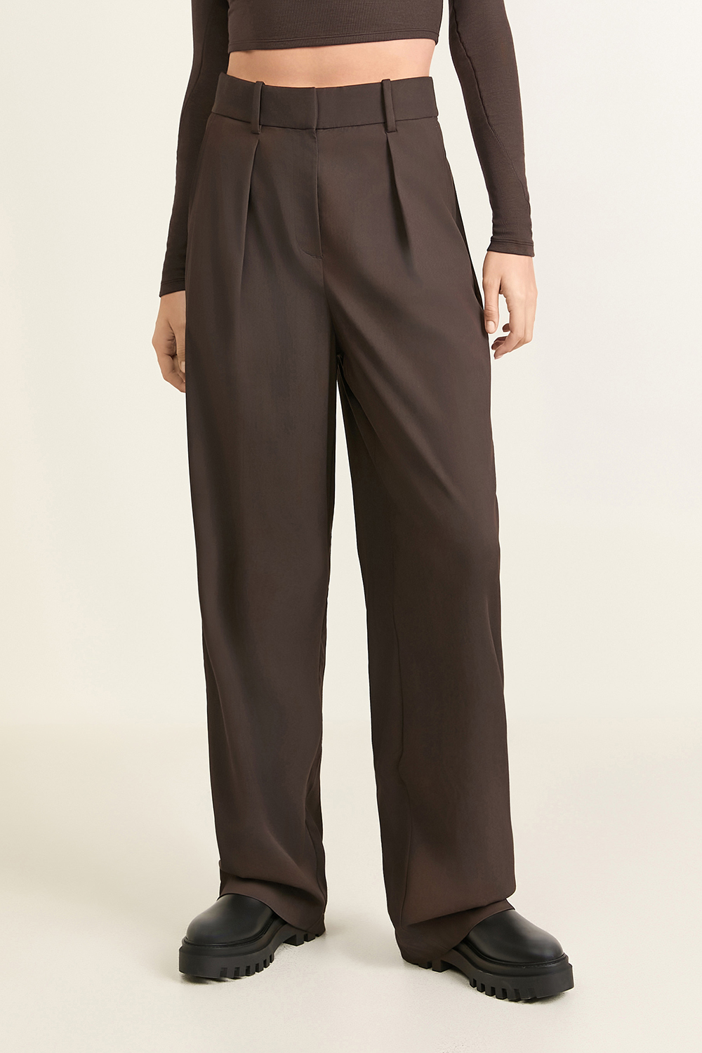 תמונת דוגמן קידמית של Modal-blend Pleated High-Rise trouser *regular