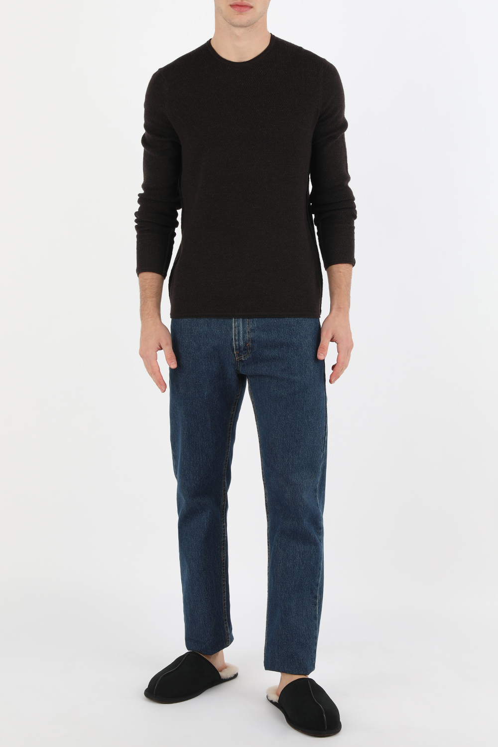 תמונת דוגמן קידמית של נעלי בית מעור בגוון שחור